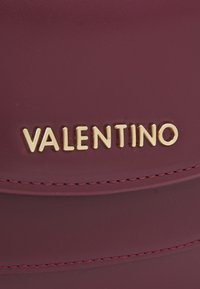 Valentino Bags TYPE RE - Geantă crossbody - vino