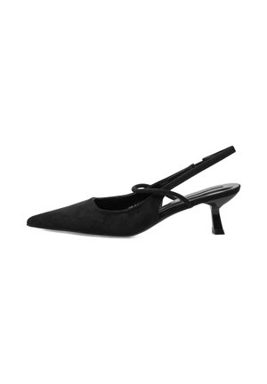 Zapatos de tacón de ante negro con punta afilada, que presentan un tacón delgado y detalles en la correa. Textura suave y diseño minimalista.