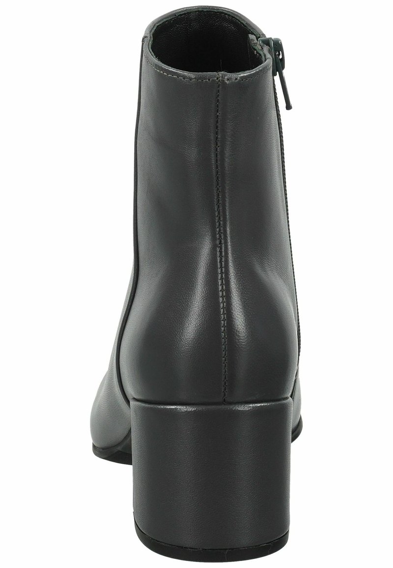 Czarne skórzane botki za kostkę o gładkiej powierzchni, okrągłym nosku i masywnej podeszwie; posiadają zamek błyskawiczny z boku oraz szczegóły przeszycia.