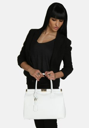 Borsa a mano bianca in pelle con una forma strutturata, dotata di una chiusura in oro, due manici superiori e una finitura testurizzata.