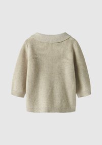 Maglione beige in maglia con maniche a tre quarti, texture a coste e collo arrotondato. Presenta una vestibilità ampia e un design semplice.