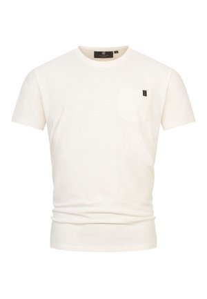 Camiseta de algodón blanca con cuello redondo, mangas cortas y un bolsillo en el pecho. Textura sutil y una pequeña etiqueta de marca en el bolsillo.