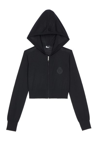 Felpa nera corta con zip sul davanti, polsini aderenti e cappuccio. Presenta un logo ricamato discreto sul petto. Tessuto a maglia morbido.