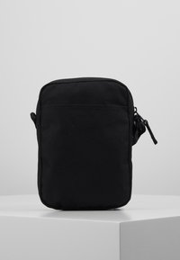 Borsa a tracolla nera in nylon con chiusura a zip, forma rettangolare, tasca frontale e linguetta. Texture liscia e design minimalista.