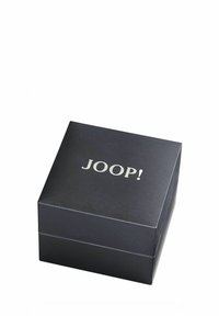 Schwarze strukturierte quadratische Geschenkbox mit silbernem "JOOP!"-Logo, zentriert auf dem Deckel, auf einem weißen Hintergrund präsentiert.