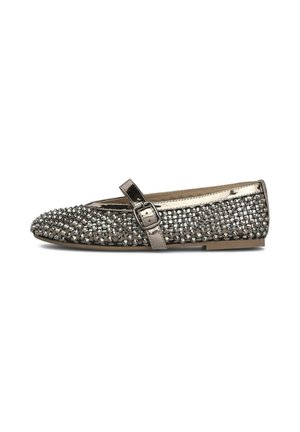 Zapato plano con punta afilada con tira metálica plateada y hebilla, cubierto de pequeñas tachuelas plateadas reflectantes.