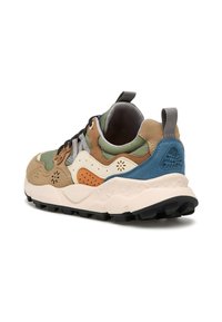 Sneaker multicolori in suede verde, marrone e crema, con lacci neri, dettagli testurizzati e una suola in gomma robusta.