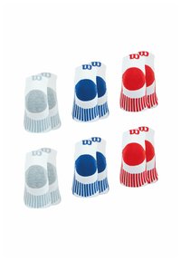 Trois paires de chaussettes de cheville en gris avec des motifs bleu clair, bleu avec des rayures blanches et rouge avec des motifs blancs. Comprend des blocs de couleur et des accents rayés.