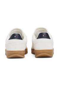 Sneakers bianchi con una miscela di camoscio e pelle, dotati di una suola in gomma, dettagli sul tallone in blu navy e un piccolo logo sul retro.