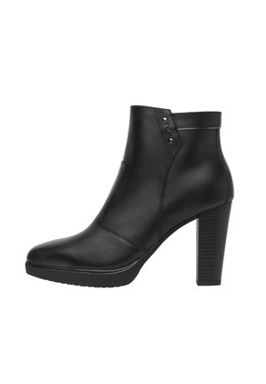 Bottines noires en cuir lisse. Présentent un haut talon bloc, une fermeture éclair sur le côté et des détails de couture subtils le long des bords.