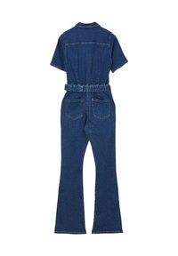 Combinaison en denim à manches courtes, col, taille ceinturée et jambes évasées avec deux poches arrière. Couleur bleu foncé.