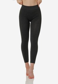 Leggings neri a vita alta realizzati in un tessuto liscio e elasticizzato. Presentano un design aderente e una lunghezza alla caviglia, adatti per varie attività.