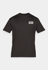 T-shirt preta de algodão com mangas curtas, apresentando uma pequena impressão em branco com o texto "JUVENTUS MILLE897" no lado superior esquerdo.