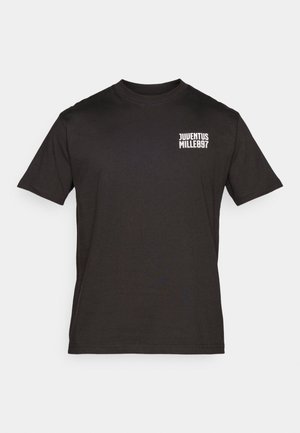 Schwarzes Baumwoll-T-Shirt mit kurzen Ärmeln, das auf der oberen linken Seite einen kleinen weißen Textdruck "JUVENTUS MILLE897" zeigt.