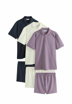 Drei Sets kurzärmeliger Poloshirts mit Frontreißverschlüssen und passenden Shorts mit Kordelzug in Schwarz, Weiß und Lavendel.