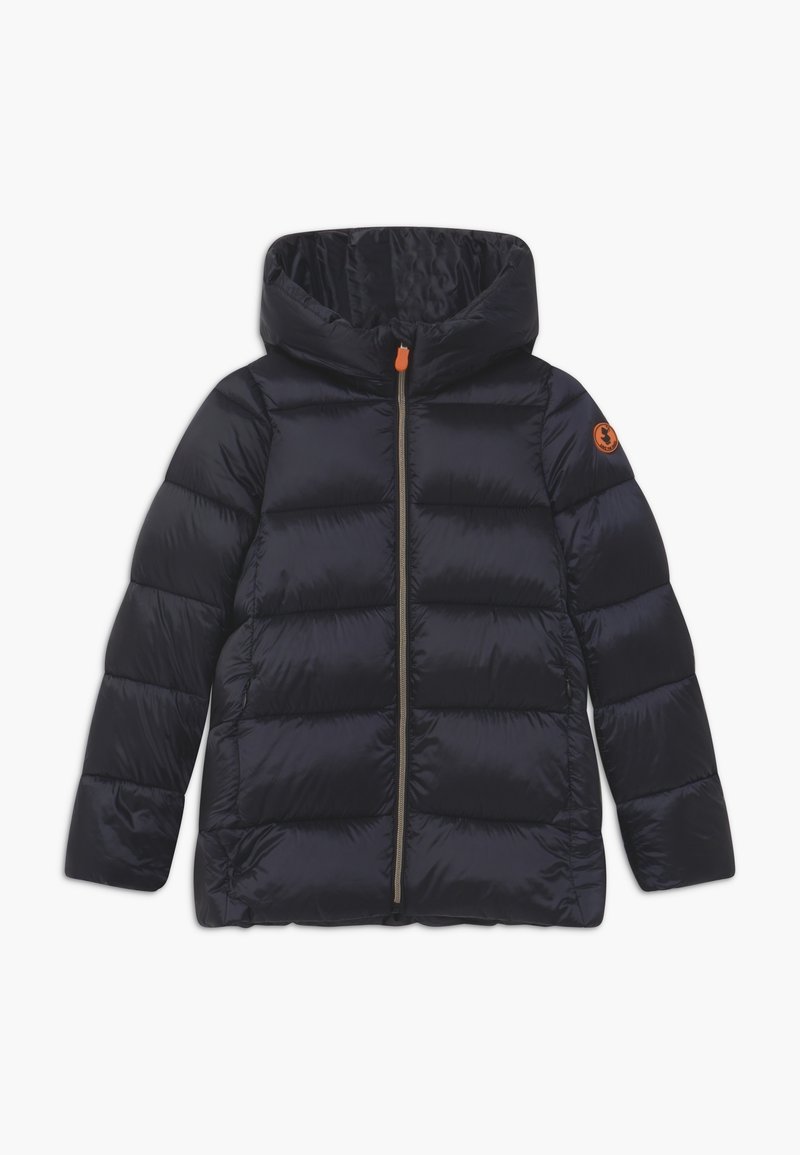 Zwarte gewatteerde winterjas met capuchon, rits aan de voorkant en een oranje logo patch op de linkermouw.