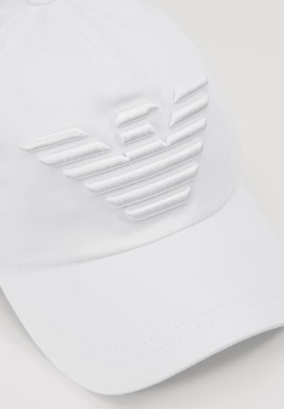 Balta beisbola cepure ar izšuvumu, 3D logotipu uz priekšpuses, izceļas ar gludu tekstūru un izliekto vizieri.
