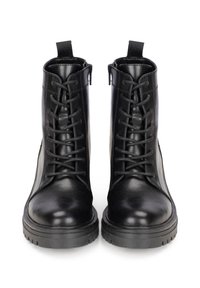 Bottines en cuir noir avec une finition lisse, à lacets à l'avant, fermetures éclair latérales et semelles en caoutchouc, présentant un design robuste et des accents minimalistes.