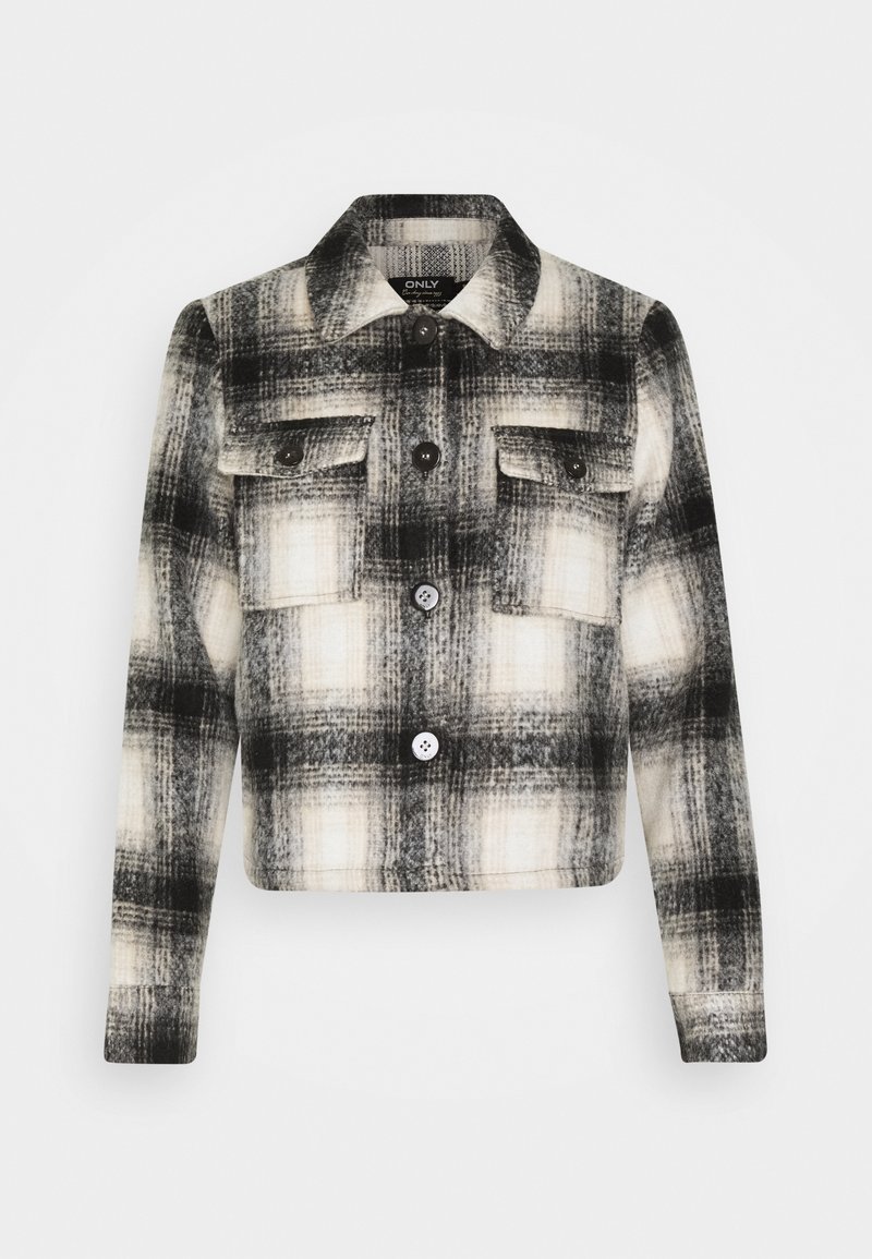 Veste à carreaux noire, blanche et grise avec col, deux poches à rabat sur la poitrine, manches longues et coupe courte.