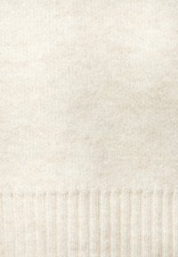 Lichtgekleurde brei-stof met een zachte textuur. Beschikt over een ribbelrand aan de onderkant, wat een subtiel contrast in ontwerp creëert.