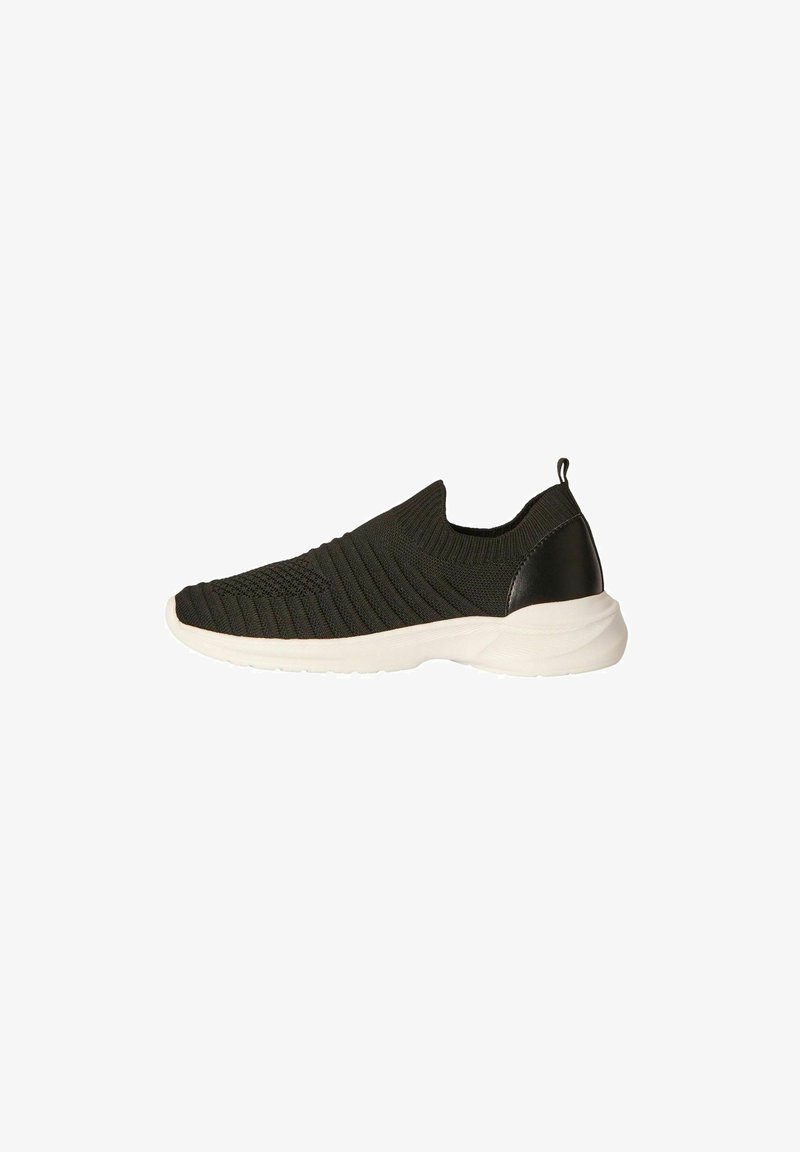 Fekete kötött slip-on cipő texturált felsőrésszel, fehér talppal és sarok részlettel. Az egyszerű felhúzást segítő húzófüllel rendelkezik.