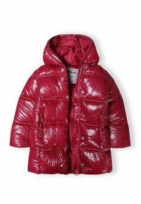 Skinnende rød puffjakke med hætte, frontlynlås og trykknapper, vist åben på en hvid baggrund.