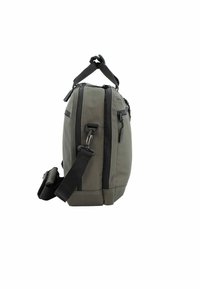 Grau, weiche Duffel-Tasche mit zwei Reißverschlussfächern, verstellbarem Schultergurt und oberem Griff. Sichtbare kontrastierende Nähte.