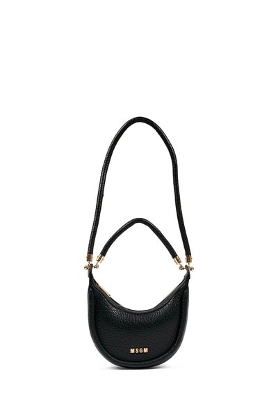 Borsa a mano in pelle nera con design rotondo, finitura testurizzata, due manici per la spalla e hardware in tono oro. Presenta il logo del marchio in rilievo.
