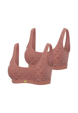 Deux brassières de sport roses avec des motifs de feuilles embossés et un logo Adidas vert néon sur la bande frontale, présentées sous les angles avant, côté et arrière.