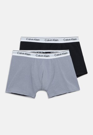 Due paia di boxer da uomo in grigio e nero con fascia elastica bianca in vita con logo Calvin Klein ripetuto.