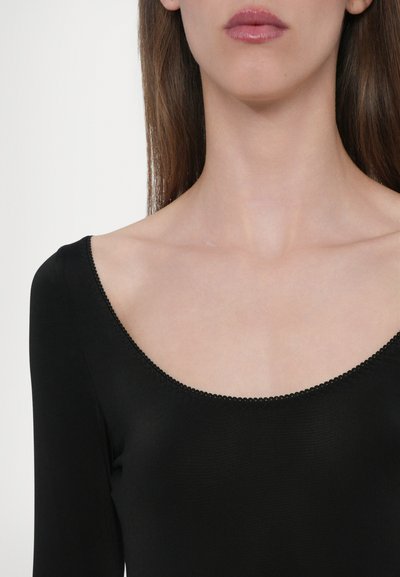 Bodysuit negro de manga larga con escote redondeado. Presenta un delicado borde cosido alrededor del cuello. Textura suave y mate.