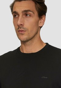 s.Oliver MIT CREW NECK - T-shirt basic - schwarz