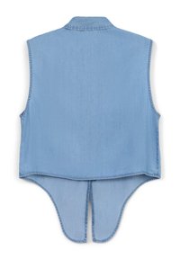 Camicia senza maniche in denim azzurro chiaro con colletto, orlo curvo e dettaglio posteriore spacco. Presenta una texture liscia e cuciture pulite.