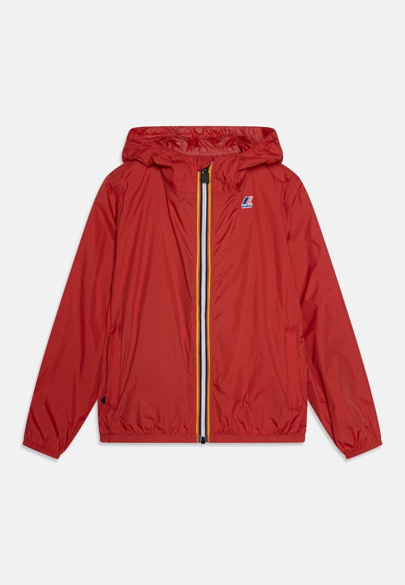 Chaqueta ligera roja con capucha, que cuenta con un cierre frontal, dos bolsillos laterales y rayas de contraste amarillas y blancas a lo largo del cierre.