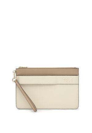 Clutch de muñeca en beige y crema con cremallera y logo TOUS en relieve en el frente, equipada con una pequeña correa de cuero en el lado izquierdo.