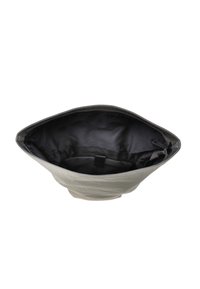 Widok z góry na otwartą szarą torbę typu tote, ukazującą przestronne czarne wnętrze z małą kieszonką na zamek w środku.