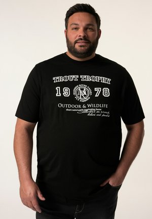 Czarny T-shirt bawełniany z białym napisem "Trofeum Trocia 1978 Outdoor & Wildlife" oraz grafikami związanymi z wędkarstwem. Krótkie rękawy.