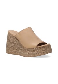 Beige open-toe wedge sandaal met een zachte leren bovenkant en een gestructureerd kurkachtig plateau, met een licht gebogen ontwerp.