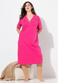 Camicia da notte in cotone rosa con collo a punta, maniche corte e piping bianco. Presenta una vestibilità comoda che arriva a metà polpaccio.