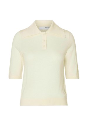Polo à manches courtes en crème clair, avec un col pointu et une patte de boutonnage à trois boutons. Texture tricotée lisse, design simple sans motifs.