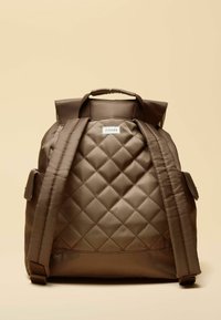 Rjav nahrbtnik s prešitim vzorcem iz gladkega materiala, z oblazinjenimi naramnicami in zgornjim ročajem. Na sprednji strani je viden logotip.