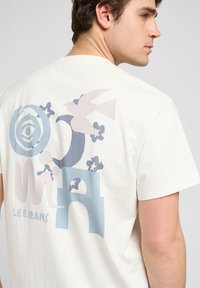 Lee SHORT SLEEVE GRAPHIC TEE - RELAXED FIT - Printtipaita - ecru