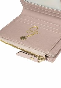 Blushrosa plånbok i texturerat material, med guldzipper, tryckknappslås och präglad logga. Innehåller kortfack och ID-fönster.