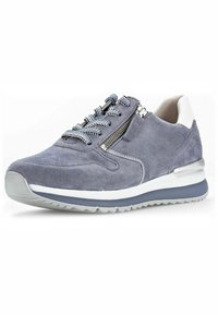 Sneaker in suede grigio con tallone bianco, lacci textured e zip laterale. Suola spessa con accentuazione blu e motivo di presa texturizzato.