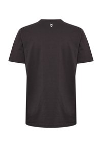 Czarny bawełniany t-shirt z klasycznym okrągłym dekoltem i krótkimi rękawami. Posiada biały detal logo na plecach przy dekolcie. Gładka tekstura.