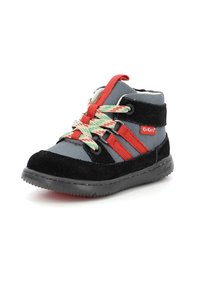Zapatilla alta en negro y gris con acentos rojos. Presenta materiales de gamuza texturizada y tela, cordones con un patrón y una suela de goma.