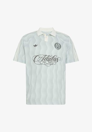 Světle modré polo tričko Adidas s bílým vlnkovým vzorem, bílým límečkem, třemi bílými pruhy na rukávech, černým logem Adidas a psaným textem na přední straně.