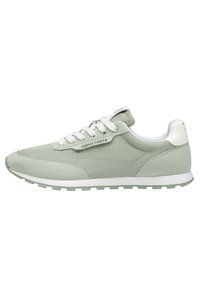 Scarpa da corsa verde chiaro realizzata in pelle e suede, punta rotonda, lacci bianchi e suola in gomma con un motivo di presa testurizzato.