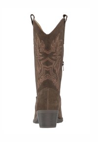 Botas de cowboy de ante marrón con punta afilada, costuras decorativas y tacón apilado. Presenta tiradores para facilitar su uso.