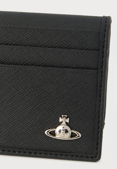 Čierna textúrovaná peňaženka s viacerými priehradkami na karty, zdobená strieborným emblémom s témou planéty. Prešité okraje zvyšujú odolnosť a dizajn.